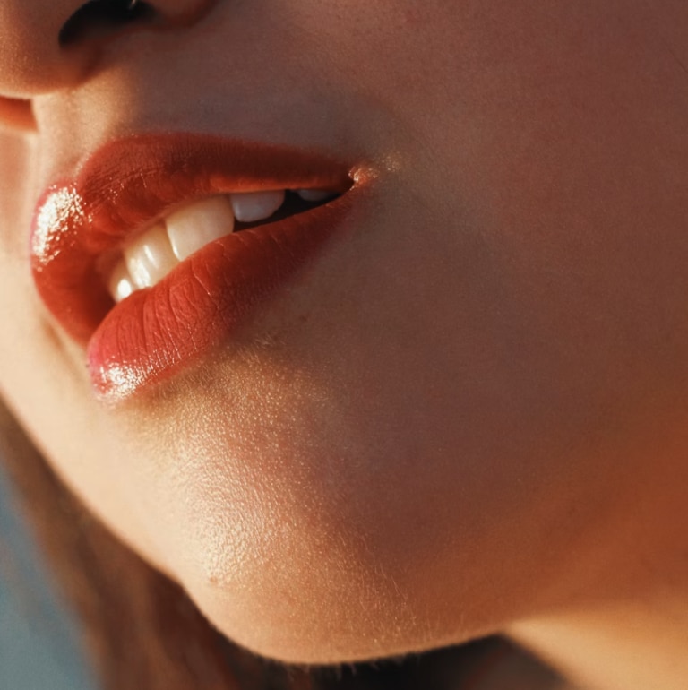 Best Natural Lip Plumper - R+F