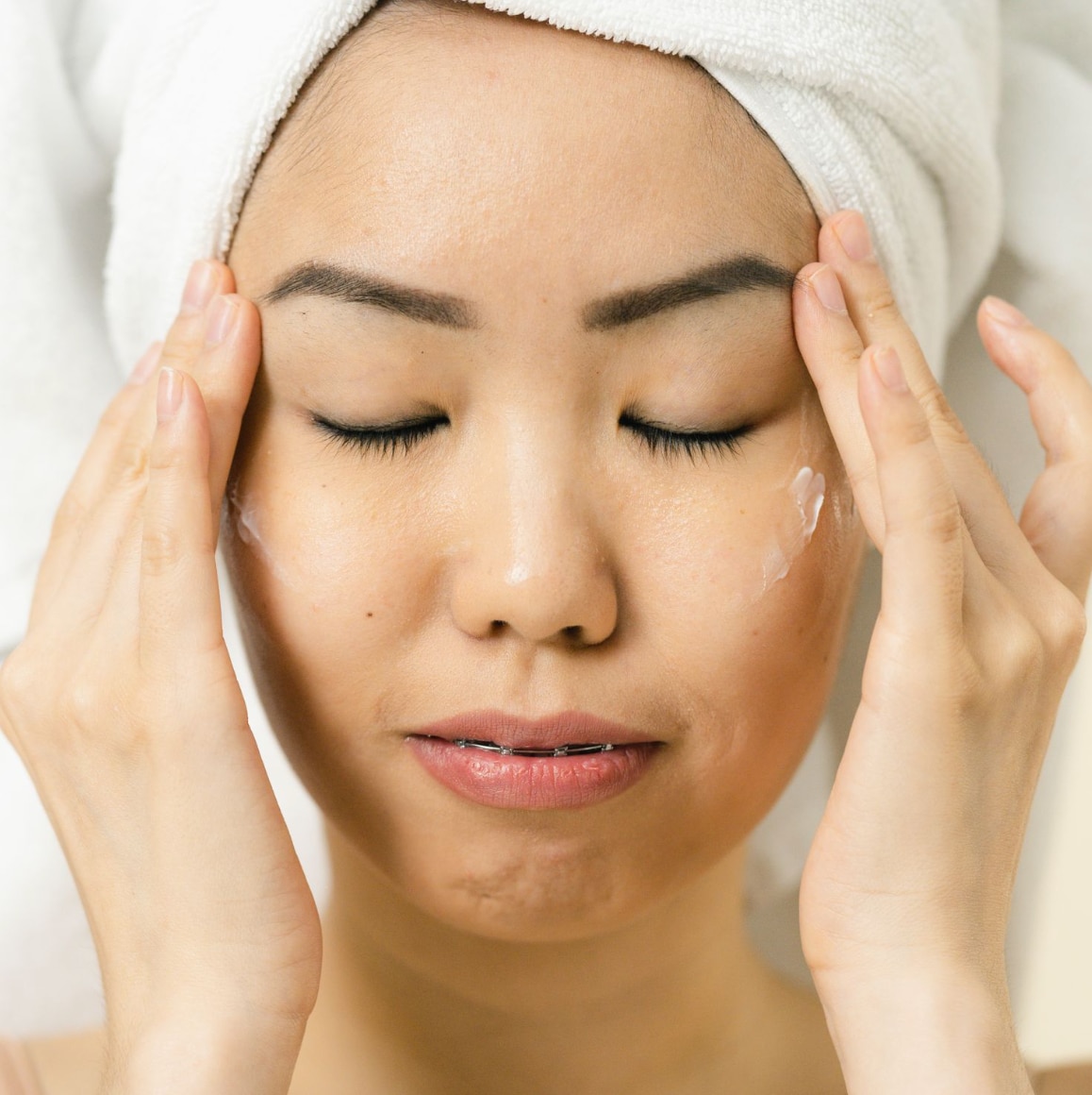 Sensitive Skincare Routine for Dry Skin: Hydration-Focused Products & Tips - R+F