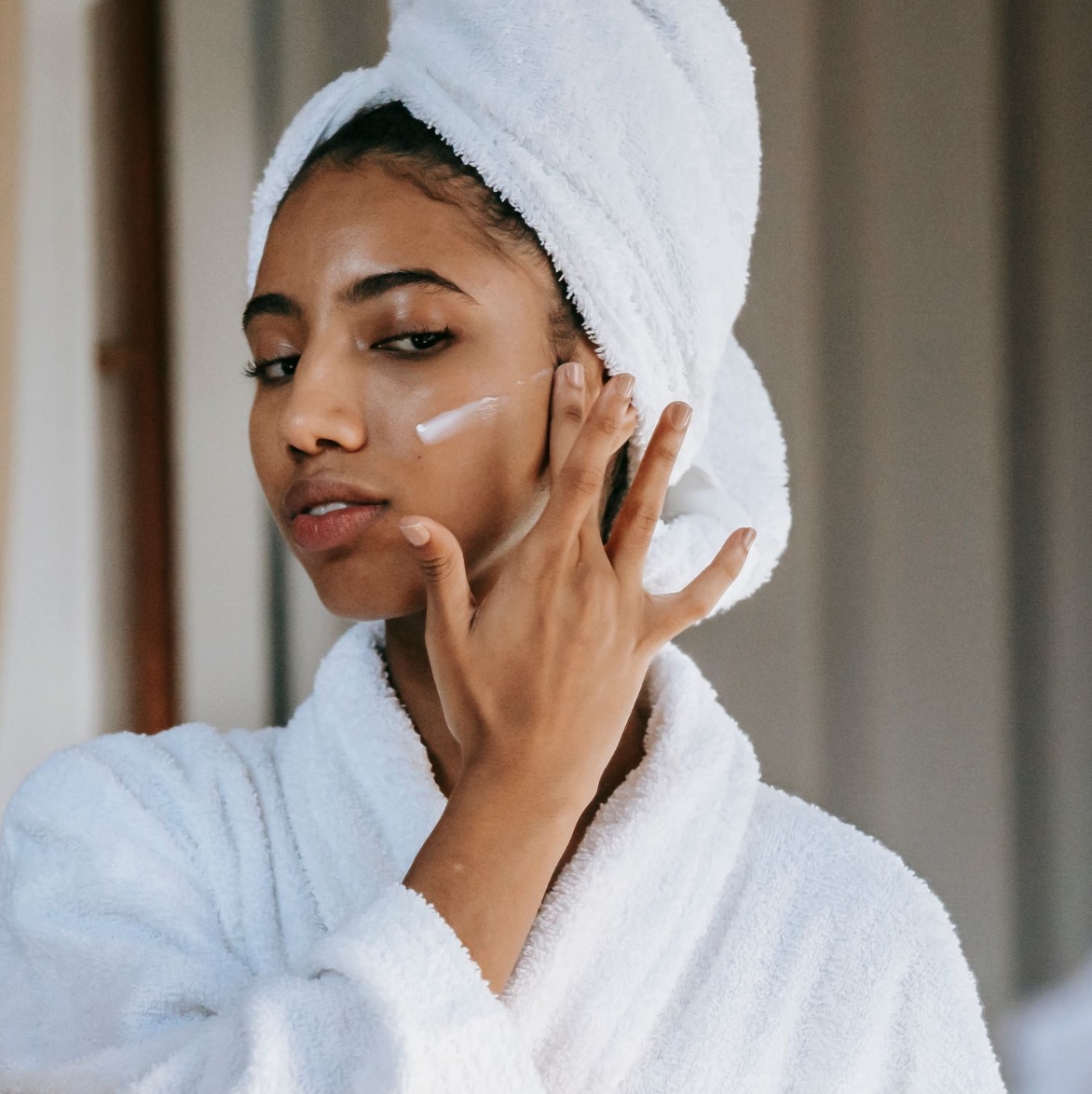 Minimalist Sensitive Skincare Routine: Fewer Products, Better Results - R+F