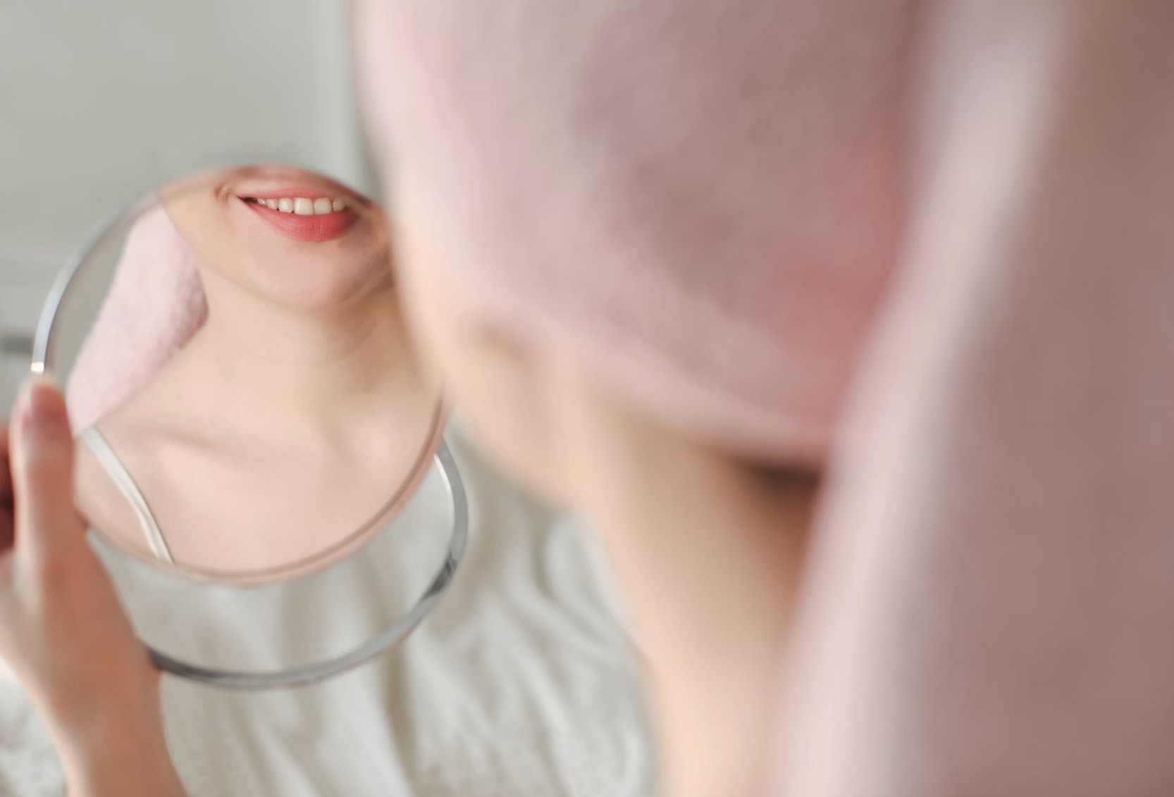 Retinol Serum Benefits: What It Actually Does for Skin and Aging - R+F