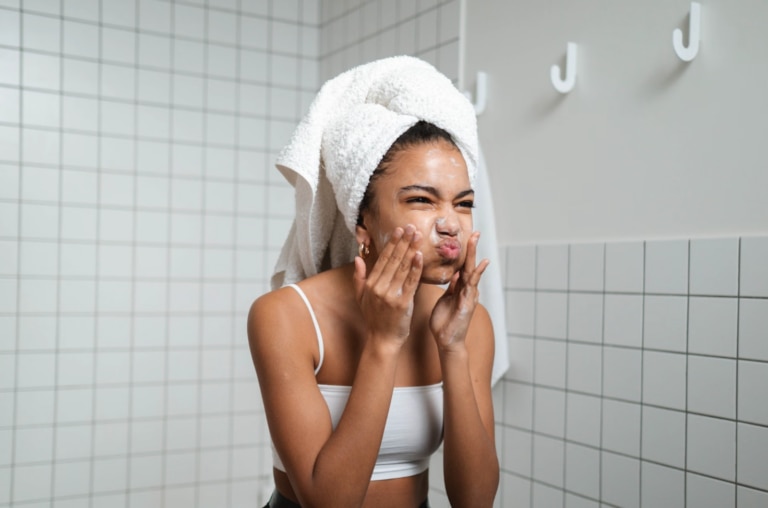 Best Face Wash For Hormonal Acne - R+F